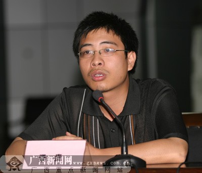 参加访谈的嘉宾分别是《南国早报》的文字记者梁贵,莫义君,摄影记者唐