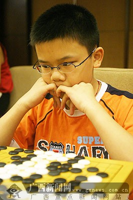 小棋手南宁激战 广西围棋神童廖行文以一敌五获胜