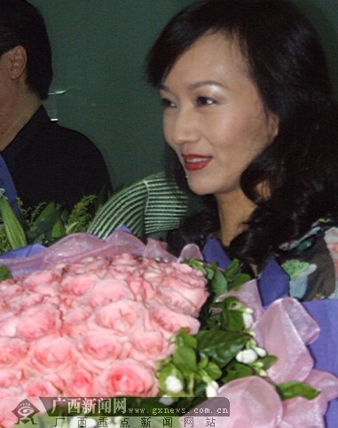 赵雅芝与"芝迷"短暂见面