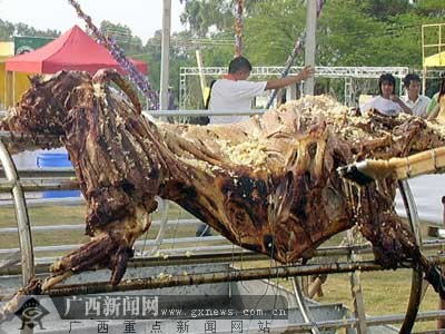 美味的烤全鹿诱人的出炉了.刘欢欢摄