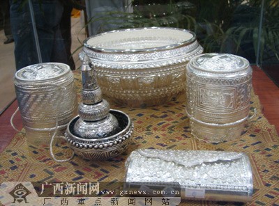 [魅力之城万象]老挝木雕家具手工艺品独具特色