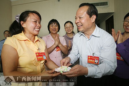 河池市市长杨才寿(右)与卢玉玲一起庆祝生日.梁凯昌摄