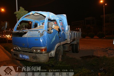 丈夫驾车遭遇车祸 妻子不幸当场死亡[图]