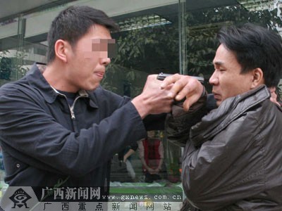 直击南宁民警街头反扒:"刀片帮"被逮现行(组图)