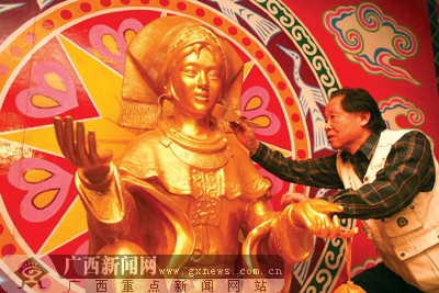 柳州鱼峰公园新添金"三姐"