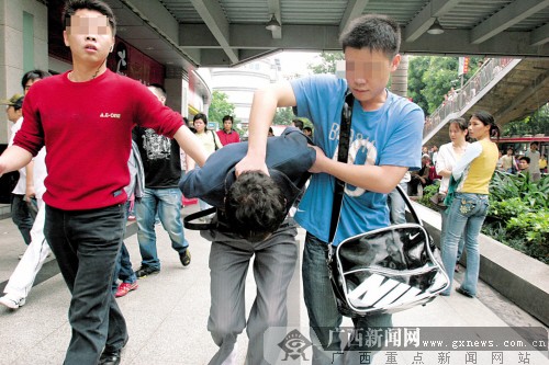 南宁民间反扒志愿者显身手 捉住两名小偷(图)