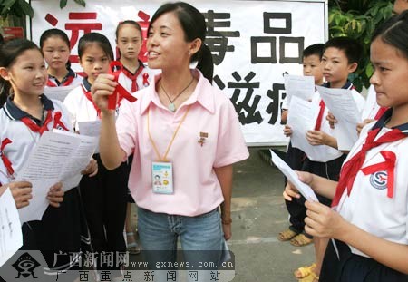 远离艾滋病"的科普卫生常识,使小学生们从小就认识到毒品及艾