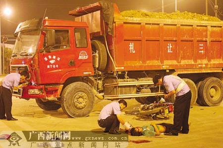 摩托"夜飞族"迎头撞上泥头车 造成1死2伤(图)