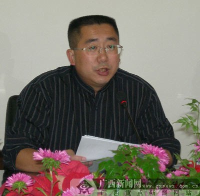 昭阳区委副书记,区政府区长曹阜忠向媒体记者介绍昭阳区发展情况.