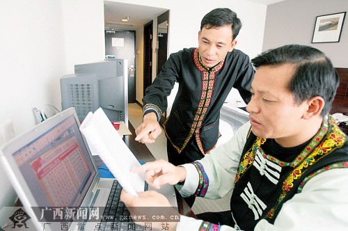 韦家玲代表(前)和邹存亮代表(后)都是党的基层组织的负责人,群众的所