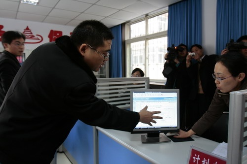 丛台区信息中心主任詹金东向记者们演示数字化社区