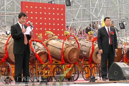马山县委书记张光廷(左),县长李兵(右)致辞欢迎八方来客.陆丽红摄