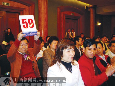 图为拍卖过程中,竞买人举牌竞价.蒋晓梅摄