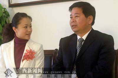 隆林各族自治县县委书记曹凌接受本网记者采访.