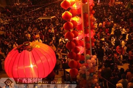 "福娃""金鼠"齐助兴 广西新闻网-南国早报南宁讯(记者徐庆成)赏花灯