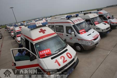 解放军指战员到达机场,准备帮助转运伤员.记者刘宇摄