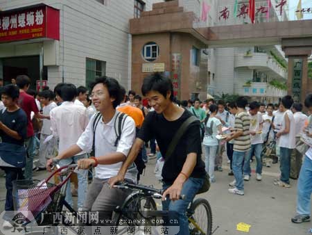 [原创]高考最后一科考试结束 考生走出考场过端午