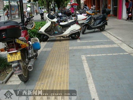 随处停放的摩托车,自行车&ldquo;霸占&rdquo;了盲道. 施玲玲摄