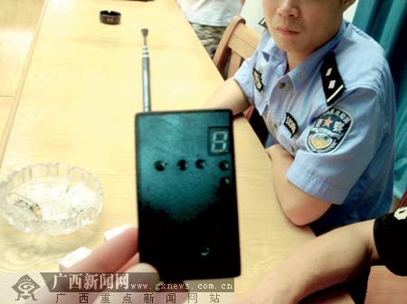 图为犯罪分子使用的类似收音机的电子锁遥控干扰器.