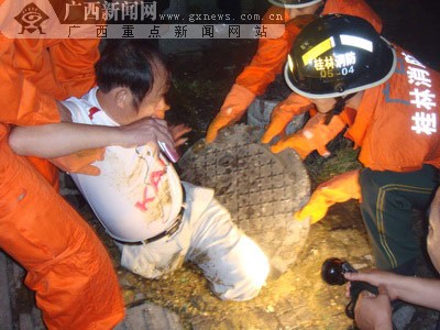 井盖松动 桂林男子宾馆门前失足掉进下水井(图)