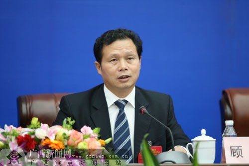 防城港市副市长顾跃向媒体介绍情况.记者 梁凯昌 摄