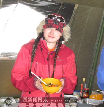 罗丽莉和队员们对大本营的饮食很满意.惹人喜欢的手抓羊肉.