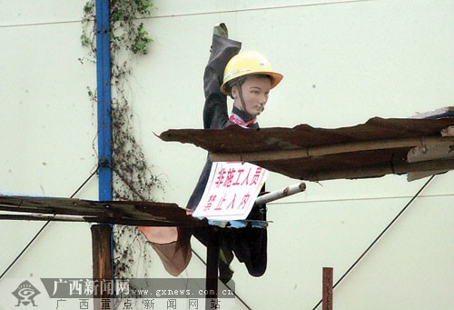 南宁一工地挂"人头"作警示 够创意也够吓人(图)