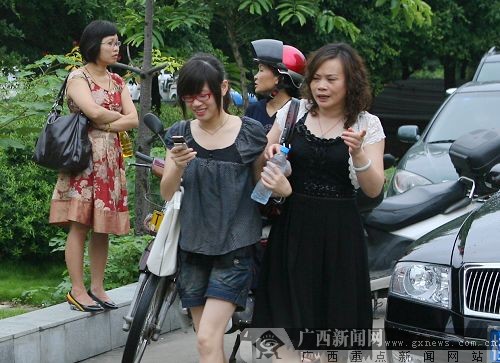 [组图]直击2009年南宁高考:考场外表情