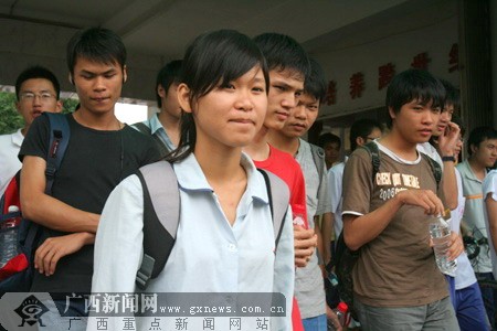 [组图]直击2009年南宁高考:考场外表情