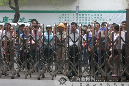 [组图]直击2009年南宁高考:考场外表情