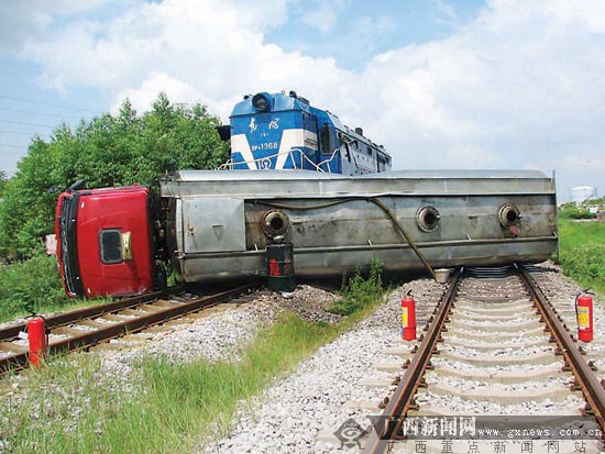 贵港发生货运列车与油罐车相撞事故 数吨柴油泄漏
