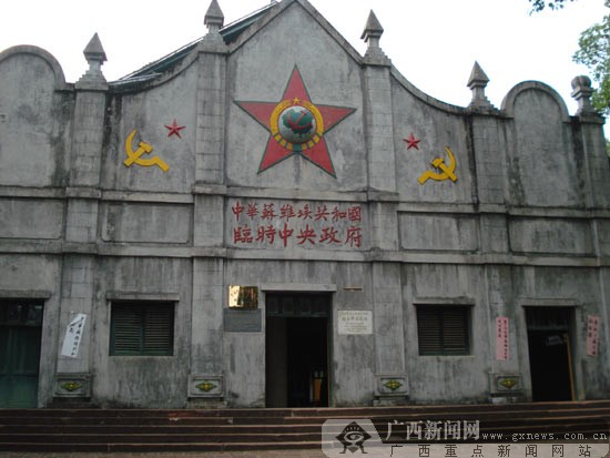 媒体记者参观沙洲坝革命旧址群.图为二苏大礼堂外景.记者李华林摄