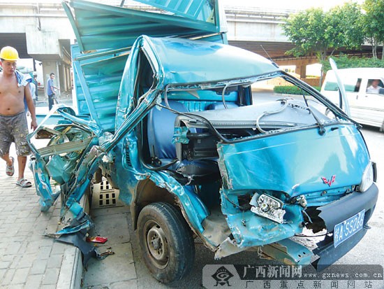 面目全非的柳微车.