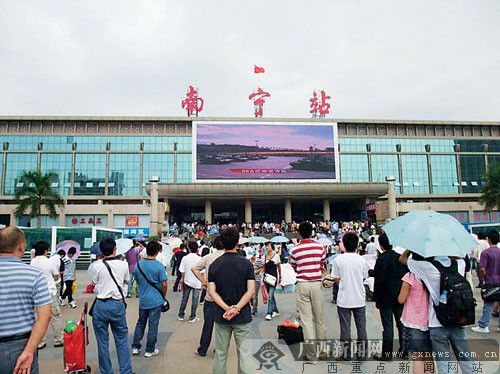 许多市民在南宁火车站广场通过大屏幕看直播