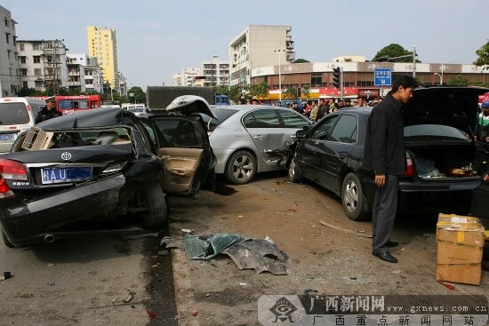 南宁市北湖路往衡阳路方向交叉路口发生一起重大交通事故,9辆小轿车