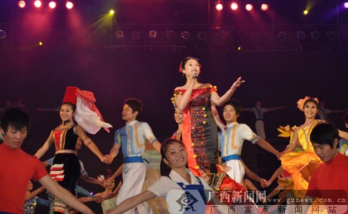 陈春燕演绎主题曲:盛世金花.记者覃雄摄