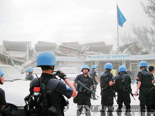 周基东供图周书奎少将与周基东在海地合影.