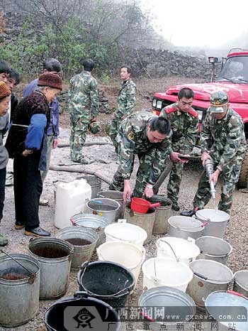 东兰县持续干旱 河池紧急调集四台消防车突击送水