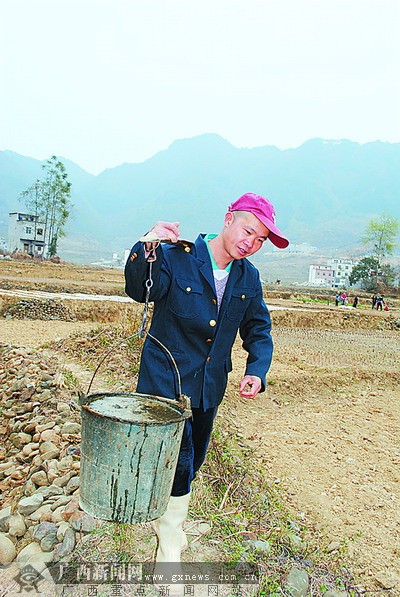 掀起春播春种高潮,积极开展生产自救,从山上到田间,农民们为树苗铲草