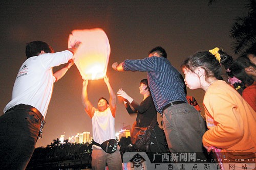 昨晚邕城孔明燈滿天飛舞 市民建議到空曠郊外燃放