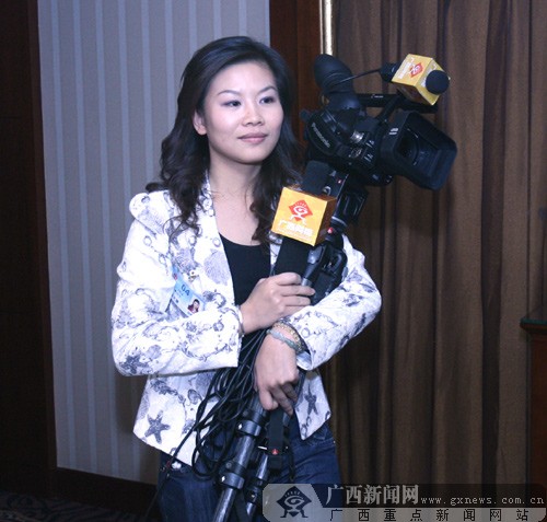 [花絮]广西新闻网女主播客串摄像