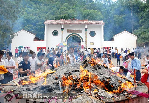 逛军山庙会 感受"活化石"魅力