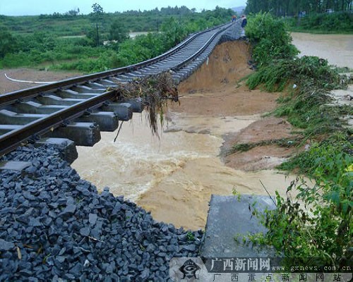 暴雨突袭 湘桂,焦柳,黔桂三铁路干线行车受阻