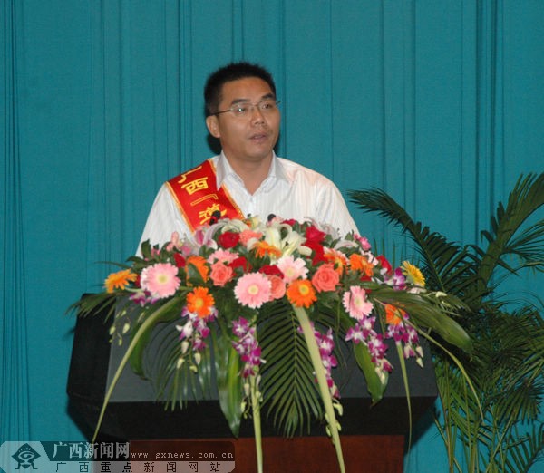 自治区敬业奉献模范,南宁市人民路东段小学教师李祥军在做报告.