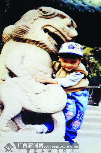 记者 卢冬琳翻拍11年,这是今年41岁的上海母亲唐蔚华漫漫寻子路上的一