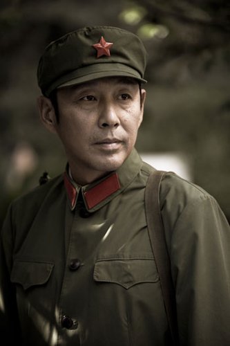 电影《唐山大地震》剧照:方登养父王德清(陈道明饰演).