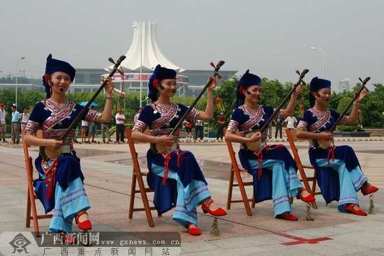 弹唱天琴的壮族少女.广西新闻网记者 邓昶摄
