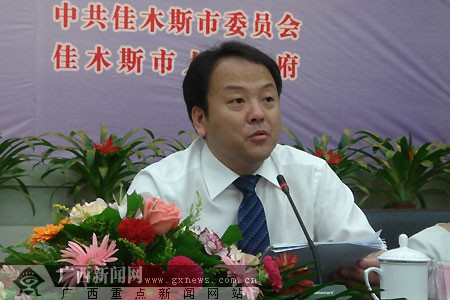 徜徉松花江畔 "网络媒体龙江行"走进佳木斯