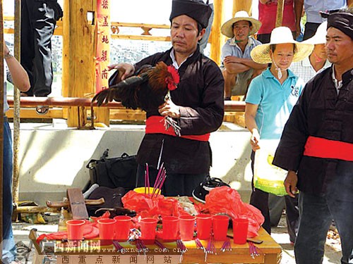 用公鸡血祭祀