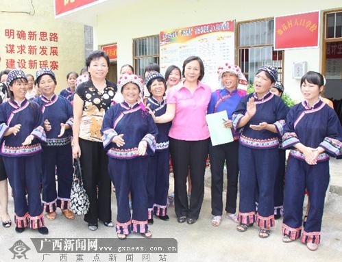 黄丹主任(右四)与当地育龄群众在一起,图左三为河池市人口计生委主任